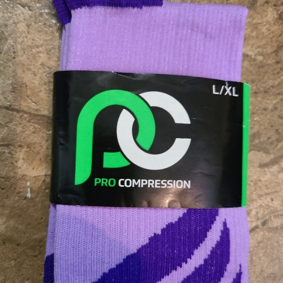 PRO COMPRESSION RUNNER SOCKS - Picture 2 of 3